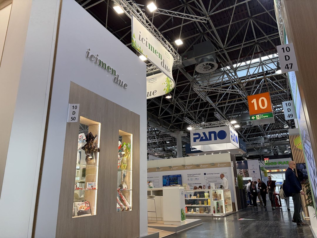 Oak details and illuminated display niches on the Icimendue stand